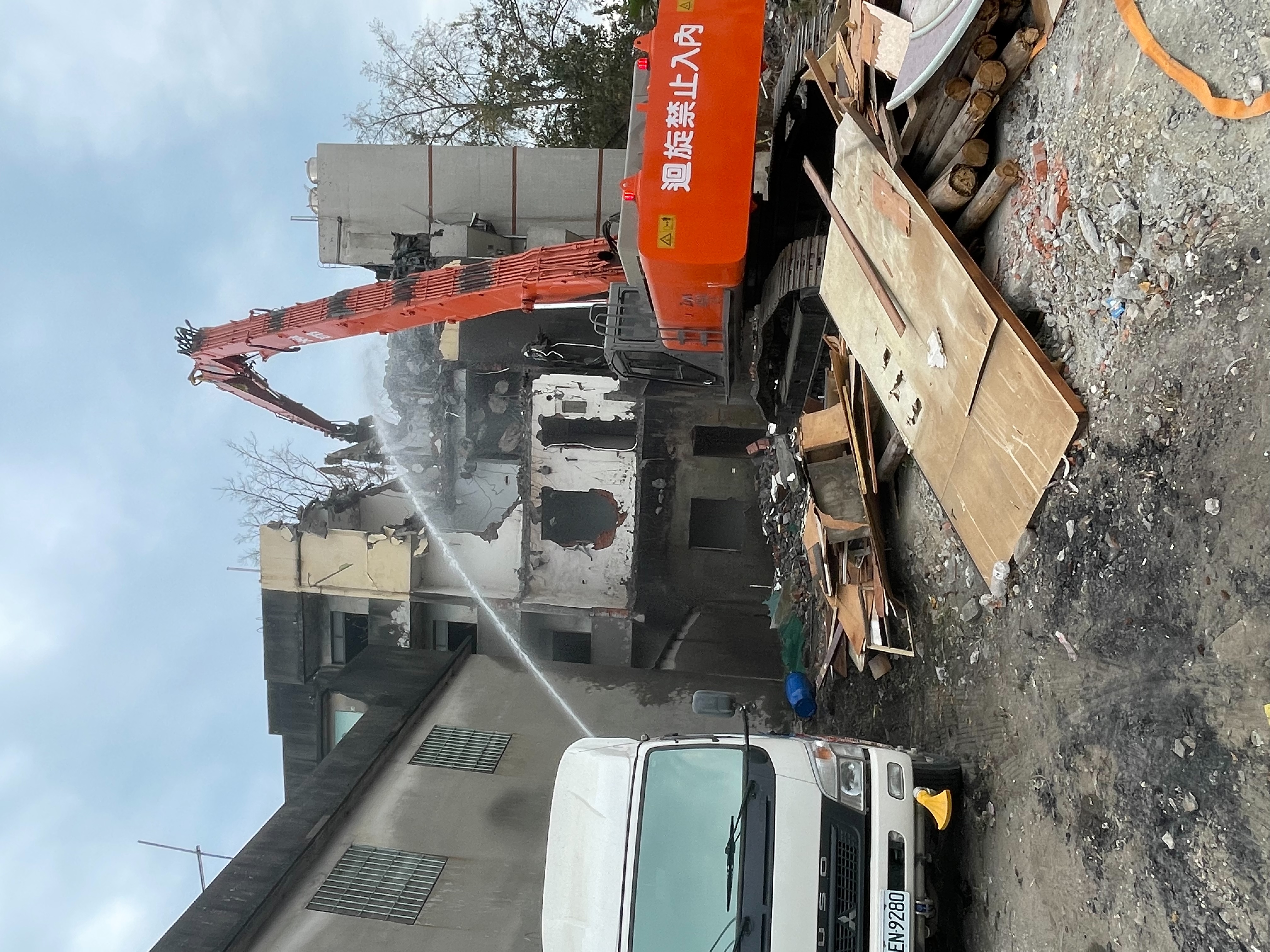 新興工程行 - 灑水車現場作業